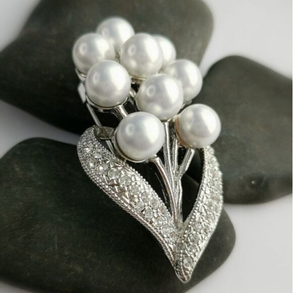 DELUXE White Pearl Crystal bouquet Brooch Pin in silver - Picture 6 of 7